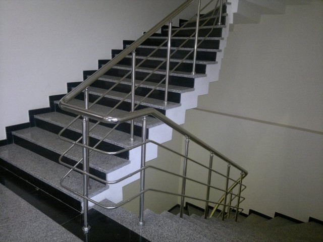 Paslanmaz Merdiven Korkuluğu